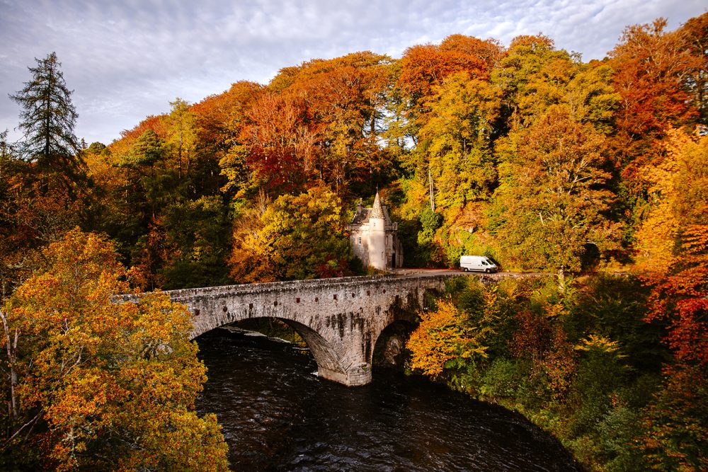 paysage d'automne en Écosse pont arbres fourgon aménagé