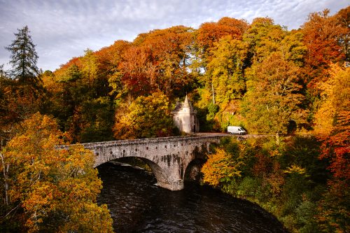 paysage d'automne en Écosse pont arbres fourgon aménagé