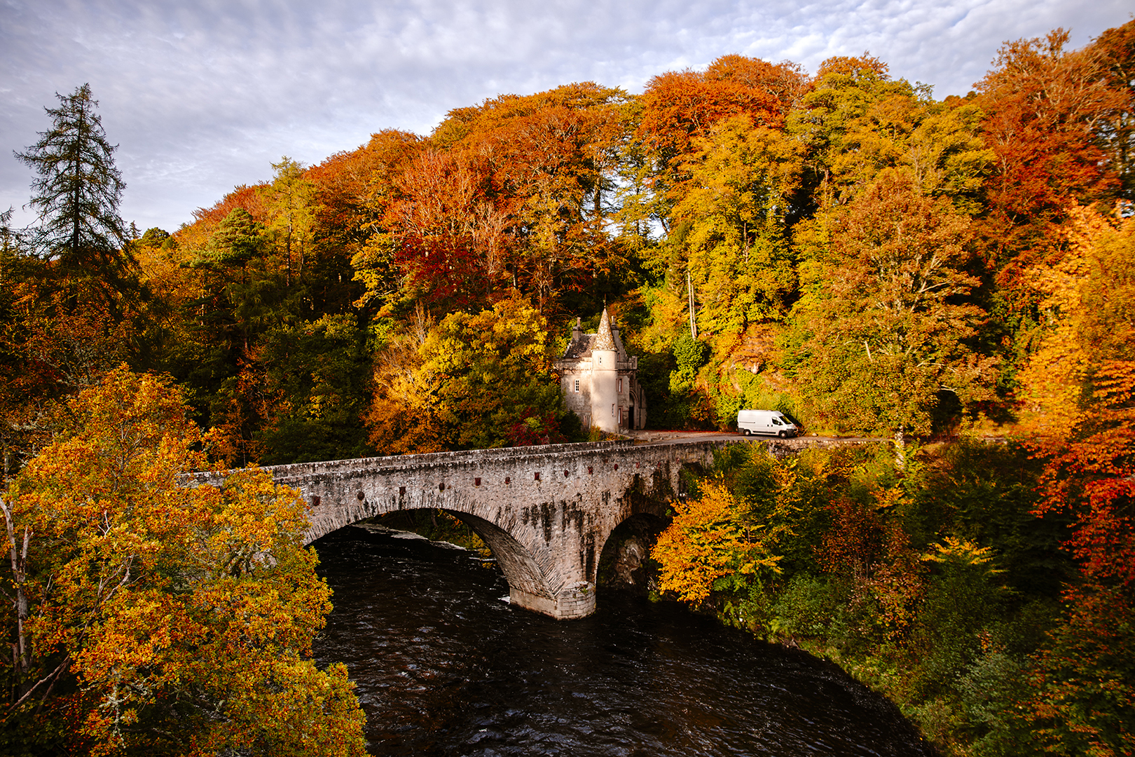 paysage d'automne en Écosse pont arbres fourgon aménagé