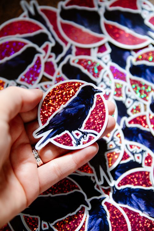 Sticker Corbeau "Gobe Cerise" Paillettes Rouges